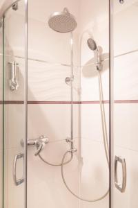 ducha con puerta de cristal y cabezal de ducha en Monjan Flat - Square Market Rynek, en Wroclaw 25 fotos más