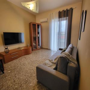 a living room with a couch and a flat screen tv at Sole raggiante Lia Darzillo in Afragola