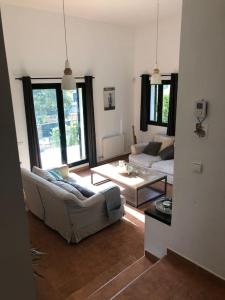 uma sala de estar com um sofá e uma mesa em Detached house with pool nearby Girona em Sant Julià De Ramis