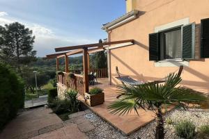 una terraza de madera con mesa y sillas en una casa en Detached house with pool nearby Girona en Sant Julià De Ramis