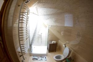 un piccolo bagno con servizi igienici e finestra di Lux Condo a Krynica-Zdrój