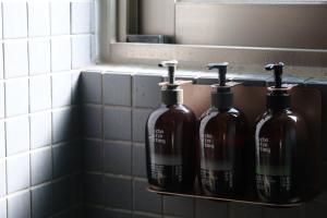 宜蘭市的住宿－山也未央 宜蘭包棟Villa，浴室的架子上放了三瓶肥皂