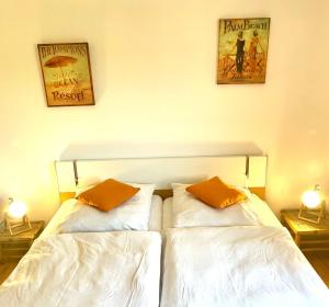 two beds sitting next to each other in a bedroom at M&M Serviced Appartment in Gravenwerth