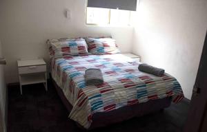 Postel nebo postele na pokoji v ubytování Shiralee Hostel -note - Valid passport required to check in