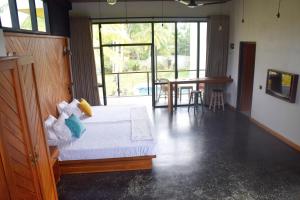 Postel nebo postele na pokoji v ubytování Mango Tree Villa Bentota