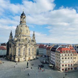 un gran edificio con una torre de reloj encima en Luxury Home / 3-Raum-Suite an der Frauenkirche / 4 en Dresden