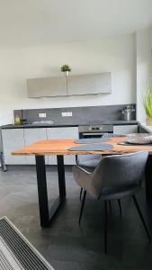 einen Holztisch und einen Stuhl in der Küche in der Unterkunft Haus Übernachtenswert Cochem Mosel in Cochem