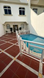 einem Pool vor einem Gebäude in der Unterkunft فيلا بشاطئ خاص ومسبح in Durrat Al-Arus