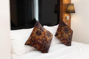 吉隆坡的住宿－Dua Sentral by Cobnb，床上有2个枕头