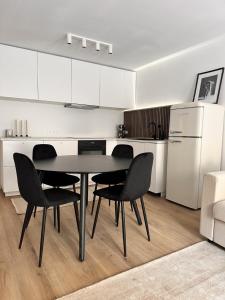 een keuken met een tafel en stoelen in een kamer bij Stylisches 2-Raum-Apartment - in Center Parc Nähe in Leutkirch im Allgäu