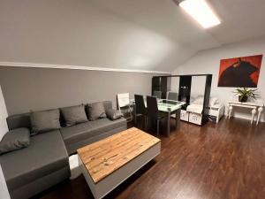 een woonkamer met een bank en een tafel bij Ferienwohnung in bester Lage Kassels in Kassel