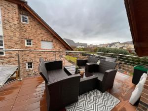 een terras met stoelen en een tafel op een balkon bij Ferienwohnung in bester Lage Kassels in Kassel