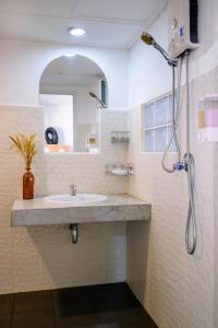 een badkamer met een wastafel en een douche bij JOP in Ko Chang