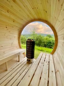 uma vista interior para uma sauna de madeira com uma janela em Czill-Lokum- klimatyczna chata w Beskidach em Maków Podhalański