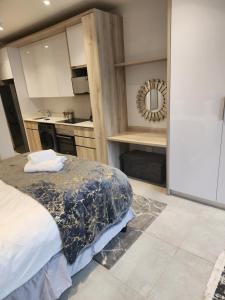 ein großes Schlafzimmer mit einem Bett und einer Küche in der Unterkunft Zimbali Lakes Boulevard Suites 157 in Ballito