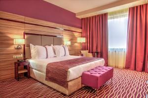 เตียงในห้องที่ Holiday Inn Plovdiv, an IHG Hotel