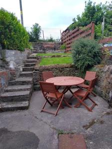 una mesa y 2 sillas junto a un patio en 2 Bed pet-free cottage, private garden & fell view, en Arlecdon