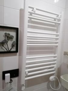 um toalheiro branco na casa de banho com WC em lita’s House Oporto Bainharia no Porto