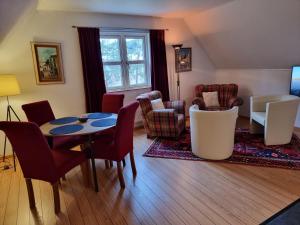 a living room with a table and chairs at Linda Gård Apartments in Yngsjö