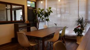 uma sala de jantar com uma mesa de madeira e cadeiras em women only ulala guesthouse - Vacation STAY 44819v em Hagi