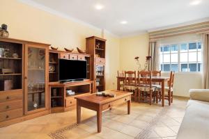 Televízia a/alebo spoločenská miestnosť v ubytovaní Apartamento El Tajo