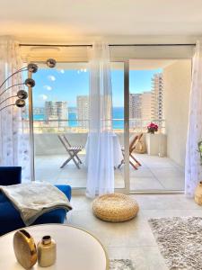 uma sala de estar com vista para o oceano em Luxurious flat at 5 min by walk to Monaco, free parking and sea view em Beausoleil