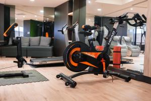 Hub Hotel - Songshan Airport Branchにあるフィットネスセンターまたはフィットネス設備