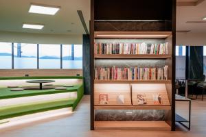 台北市にあるHub Hotel - Songshan Airport Branchの本棚付きの部屋