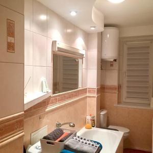 Un baño con lavabo, inodoro y espejo. en Apartament Joanna parter blisko Rynku, Onkologii i strefy ekonomicznej, en Gliwice 32 fotos más