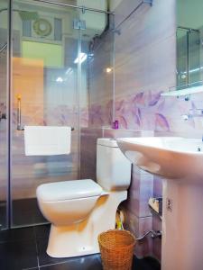 een badkamer met een toilet en een wastafel bij The Teak by Lakbima in Nuwara Eliya