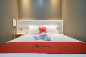 Katil atau katil-katil dalam bilik di RedDoorz near Exit Toll Sirkuit Sentul