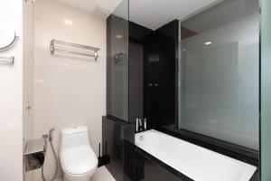 bagno con servizi igienici, lavandino e specchio di Dua Sentral by Cobnb a Kuala Lumpur