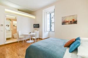 um quarto com uma cama e uma mesa com cadeiras em Suite 109 em Roma