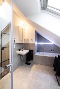 a bathroom with a sink and a bath tub at Gemütliches Loft-Retreat in Treuchtlingen