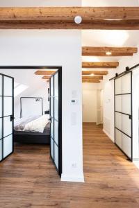 een slaapkamer met deuren en een bed in een kamer bij Gemütliches Loft-Retreat in Treuchtlingen