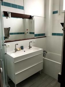 a bathroom with a sink and a bath tub at Appartement 5min à pied du centre-ville Bayonne in Bayonne