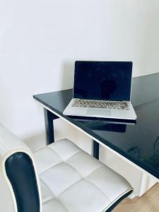 Μια τηλεόραση ή/και κέντρο ψυχαγωγίας στο Functional 1-br Space in Amaia with Fast Internet