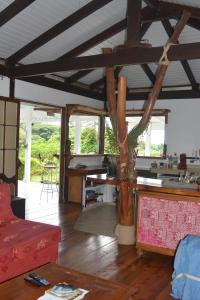ein Wohnzimmer mit einem Sofa und einem Tisch in der Unterkunft Villa MERAHI ... La villa d'Ange Fare Noa Mymy in Uturoa