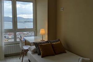 - un salon avec un canapé, une table et une fenêtre dans l'établissement C01A05 Precioso apartamento con vistas al mar, à Santander