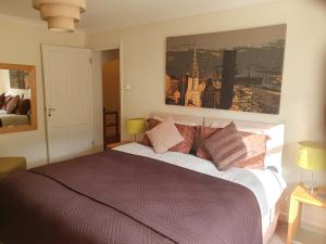 チェルトナムにあるVivatのベッドルーム1室(紫色のシーツと枕が備わる大型ベッド1台付)