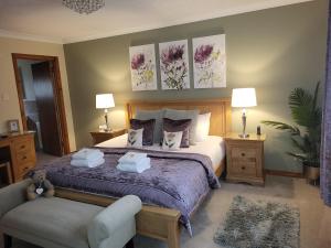 ein Schlafzimmer mit einem Bett mit zwei Handtüchern darauf in der Unterkunft Avalon in Inverness