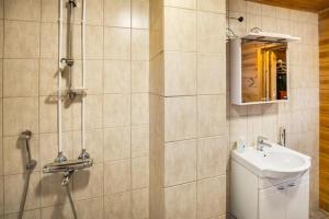Un baño con ducha, lavabo e inodoro. en Metsämökki, en Kelkala 13 fotos más