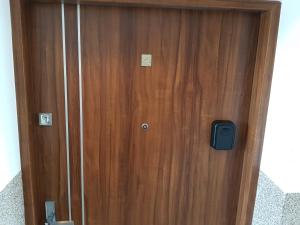 drewniane drzwi z telewizorem w obiekcie Apartament na Zaciszu w Kątach Rybackich