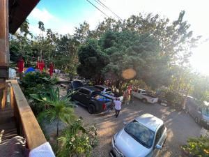 grupa samochodów zaparkowanych na parkingu w obiekcie กิ่วลม - ชมลคอร Kiwlom - Chomlakorn, Lampang, TH w mieście Lampang