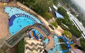 una vista aérea de un parque acuático con piscina en Taman Air Lagoon Resort at A921, unlimited waterpark access, Melaka en Melaka