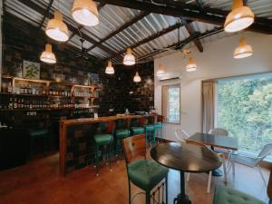 Lounge nebo bar v ubytování Ataraxia Crestmont Resort & Spa