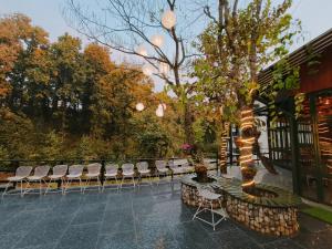 un patio con sillas y un árbol con luces en Ataraxia Crestmont Resort & Spa, en Dehradun