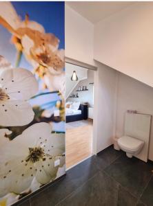 2 fotos de un baño con aseo y una habitación en Ferienhaus im Luftkurort, en Schömberg