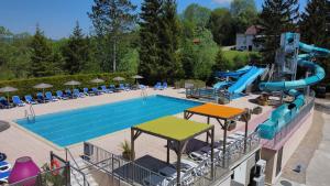 duży basen ze zjeżdżalnią wodną w obiekcie camping Le moulin w mieście Patornay