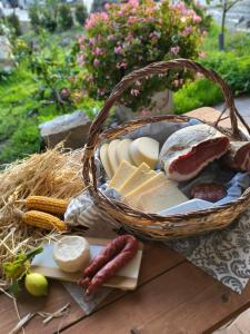una cesta de pan de queso y salchicha en una mesa en Casa da Carmine a Tursi, en Tursi